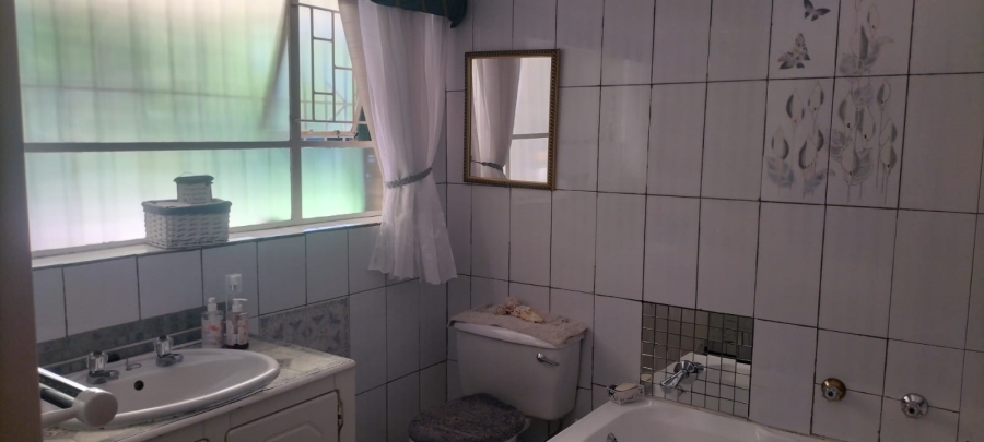 5 Bedroom Property for Sale in Langenhovenpark Free State